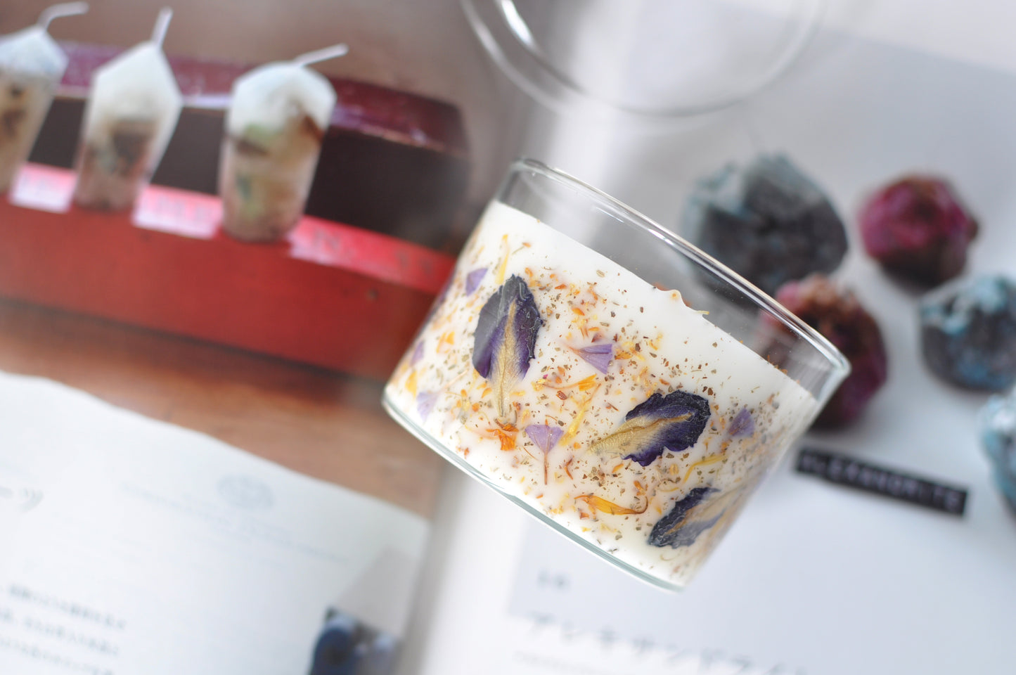 Hand‑poured aroma soy candle with pressed butterfly pea petals – Jello Candle course sample